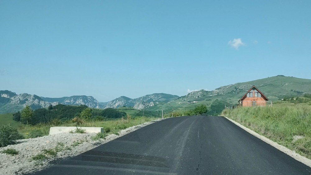 Șantierul Transalpinei de Apuseni, drumul spectaculos din Alba. Asfalt turnat pe 25 de kilometri VIDEO