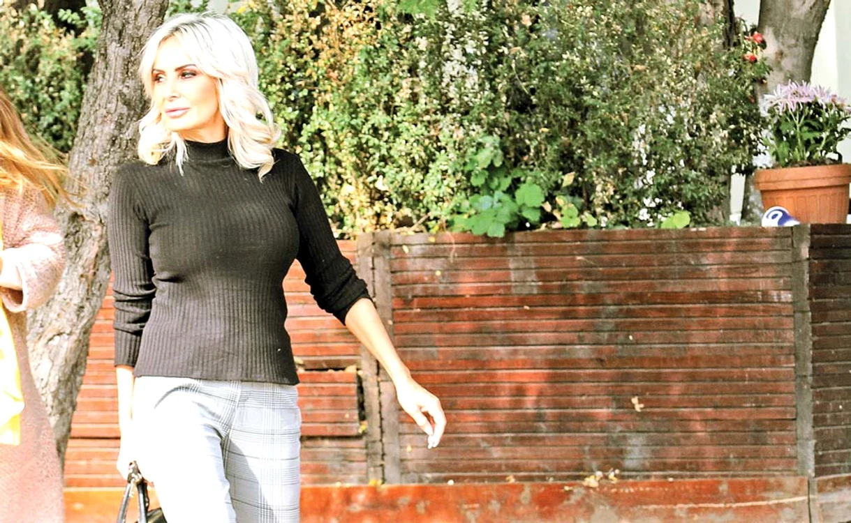 
    Fotoreporterii Click! au  surprins-o pe Daniela  prin oraş, la un  restaurant din zona  Ion Mihalache  