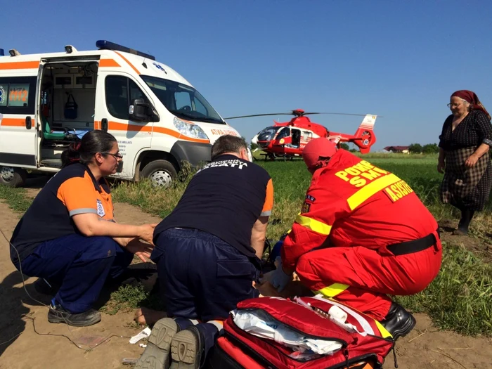 Şoferul rănit a fost transportat la spital. FOTOArhivă.