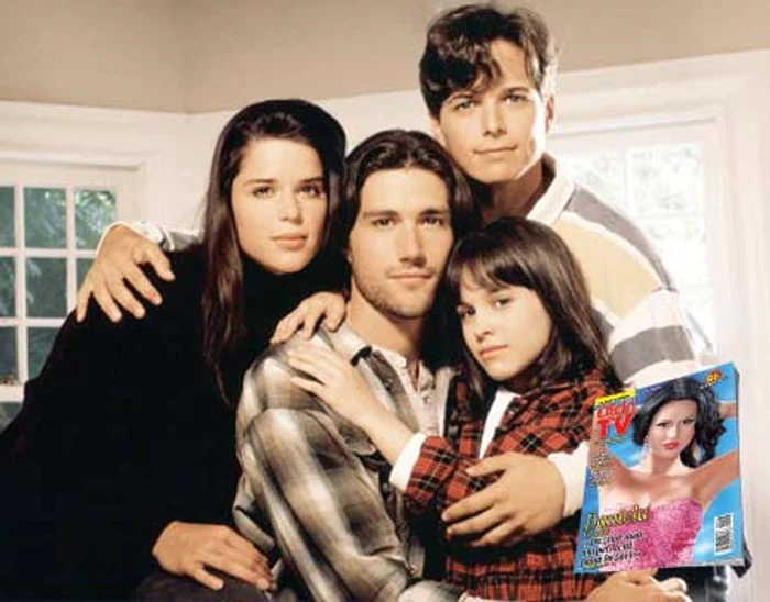 
    Duminică, de la ora 12.00  va fi difuzat serialul “Pe  cont propriu”, cu Neve  Campbell (în stânga),  Lacey Chabert, Matthew  Fox (sus) şi Scott Wolf în rolurile principale  