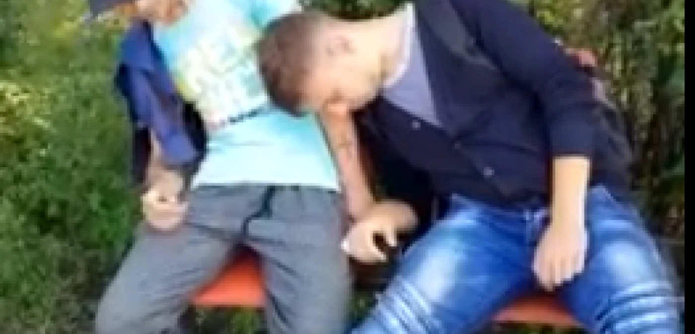Cei doi tineri au fost filmaţi în zona gării din localitate. FOTO: Captură vide