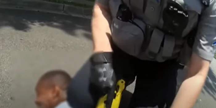 Un nou incident în care un poliţist alb imobilizează cu brutalitate un cetăţean afro-american. FOTO Captură video