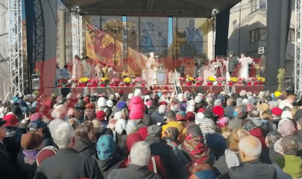 Un copil a leșinat la slujba de sfințire a unei biserici. Jandarmii l-au scos pe brațe din aglomerație