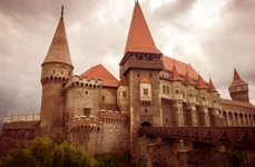 Castelul Corvinilor (foto;: Pixabay)