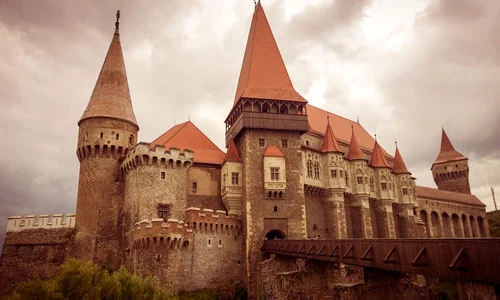Castelul Corvinilor (foto;: Pixabay)