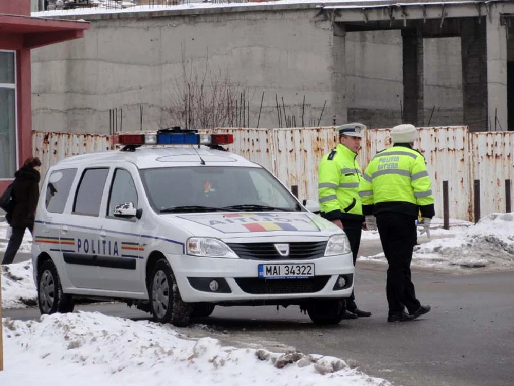 Percheziţii ale poliţiştilor constănţeni la suspecţi de furturi din autoturisme       FOTO Adevărul