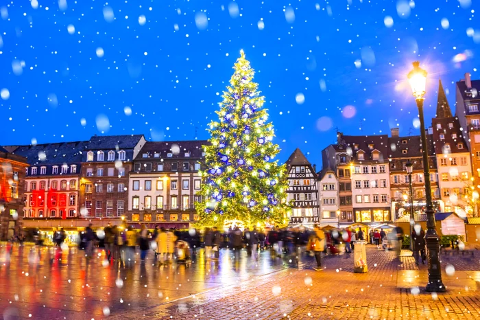 Pomul de Crăciun din Piața Kleber are în fiecare an cel puțin 30 de metri. FOTO: Shutterstock