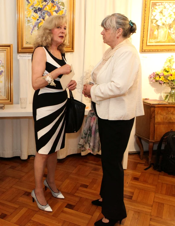 Stela Enache (66 de ani) a purtat o rochie fără mâneci, lungă până la genunchi