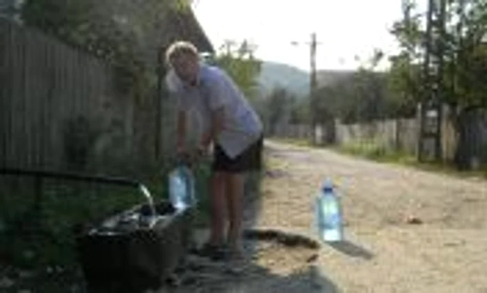 Locuitorii din Priboieni iau apă de la izvor