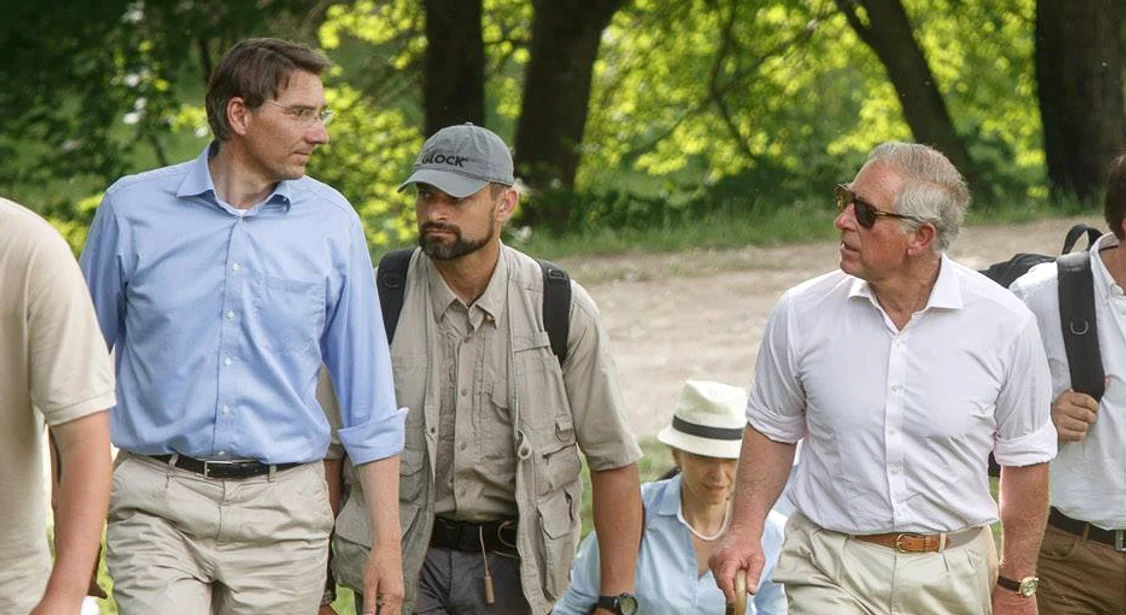 Contele Kalnoki (cu cămașă albastră) și Prințul Charles la plimbare. SURSA Arhivă personală 