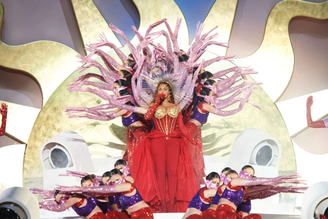 Beyonce, înconjurată de dansatori, pe scenă, la un concert