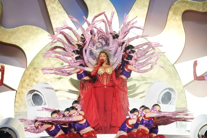 Beyonce, înconjurată de dansatori, pe scenă, la un concert