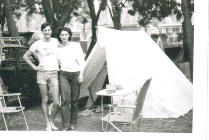 Cuplu de tineri romani, anii 80. Sursa foto: blogul "Ai mei era super"