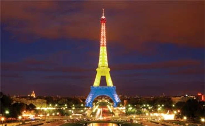Turnul Eiffel ar putea fi luminat pe parcursul Europeanului şi în culorile tricolorului românescFotomontaj: Click!