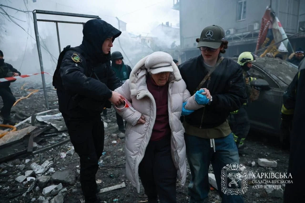 Un bloc cu cinci etaje din centrul orașului Harkov, atacat cu rachete balistice de armata rusă