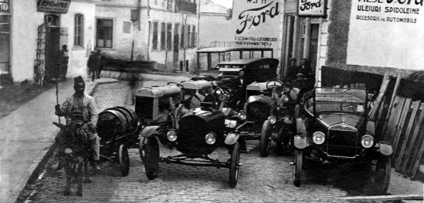 Tractoare Ford, de vânzare în magazinul de pe strada Tomis FOTO www.auto-retro-passion.ro.