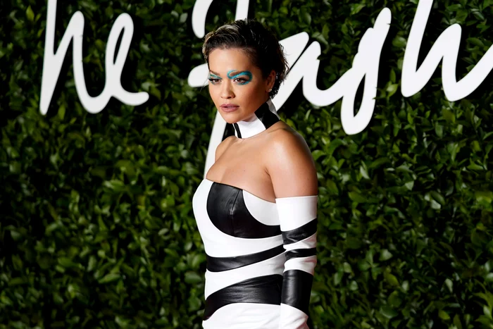 
    Vântul  i-a dat mari  bătăi de cap  artistei  la filmări  