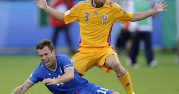 Răzvan Raţ (în galben), în deul cu Antonio Cassano la Euro 2008