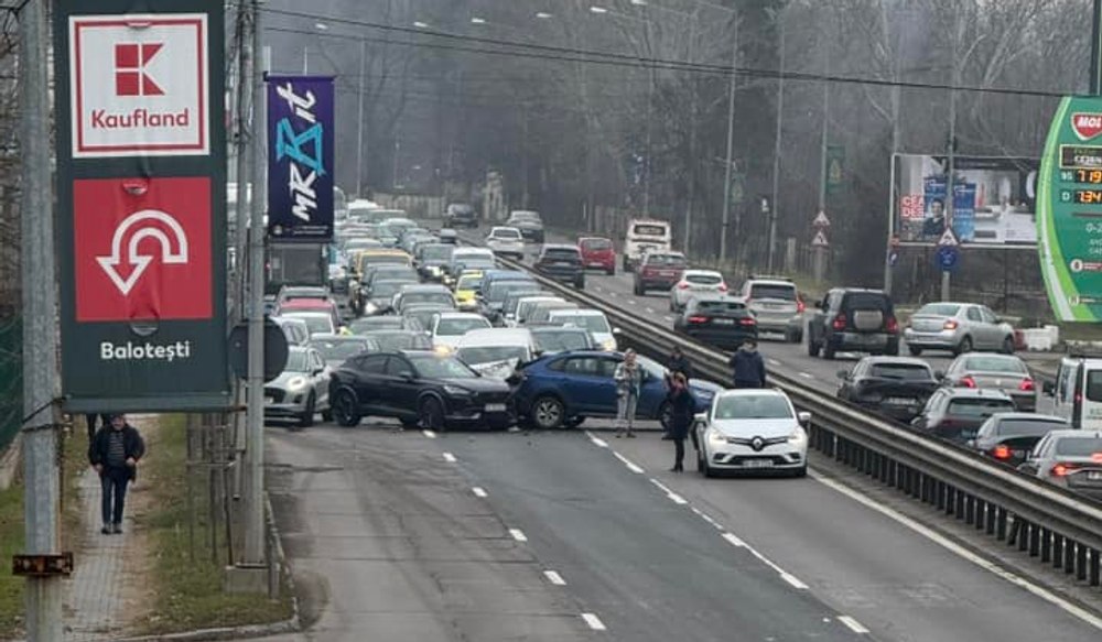 Carambol pe DN1, la ieșirea din București spre munte. Traficul a fost blocat 