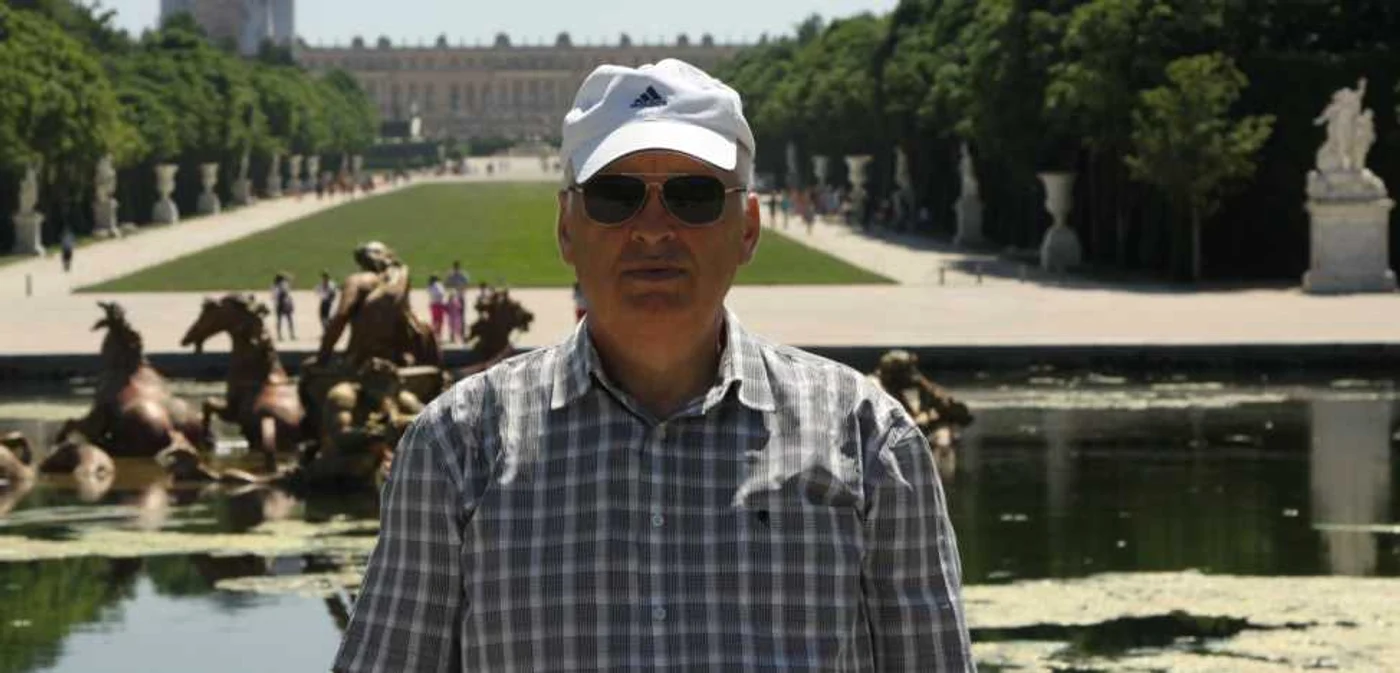 Constantin Ţăpuş a fost luat la rost de un vânzător de la RATB pentru că nu avea ochelarii la îndemână