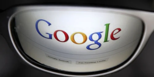 O pagină de căutare google se reflectă într-o pereche de ochelari de soare. Google a lau decizia de a elimina link-urile neplăcute din căutările efectuate pe internet