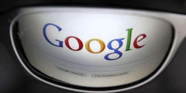 O pagină de căutare google se reflectă într-o pereche de ochelari de soare. Google a lau decizia de a  elimina link-urile neplăcute din căutările efectuate pe internet
