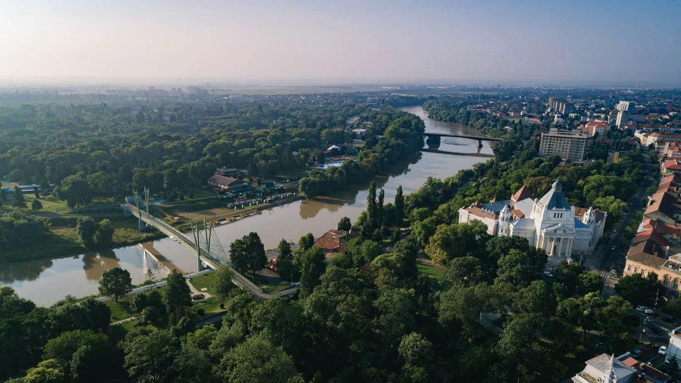 „Revenim la acel oraș de burghezi care au și bun gust, și resurse să l afirme“ – interviu cu Gheorghe FALCĂ, primarul municipiului Arad jpeg