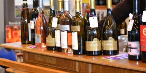 Bursa vinului  „Vin Est Bacău“. Expoziţie cu vânzare şi degustare de vinuri şi produse alimentare tradiţionale FOTO Mircea Merticariu