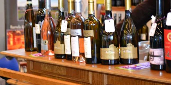 Bursa vinului  „Vin Est Bacău“. Expoziţie cu vânzare şi degustare de vinuri şi produse alimentare tradiţionale FOTO Mircea Merticariu