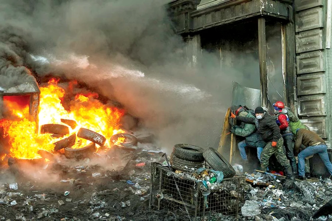 
    Manifestanţii au  format baricade de foc (Fotografii: reuters)  