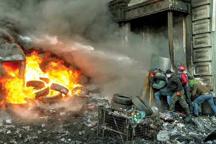 
    Manifestanţii au  format baricade de foc (Fotografii: reuters)  
