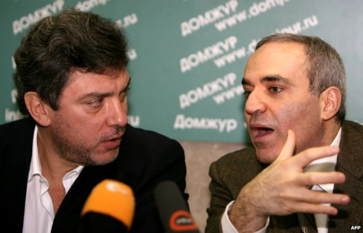 Gari Kasparov (dreapta)  a vorbit despre moartea prietenului său, Boris Nemţov (stânga) FOTO BBC