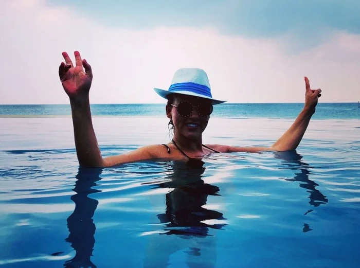 
    Lavinia Pârva a preferat să se pozeze în apă şi să lase imaginile cu burtica de gravidă doar pentru soţul eiFoto: arhivă personală  