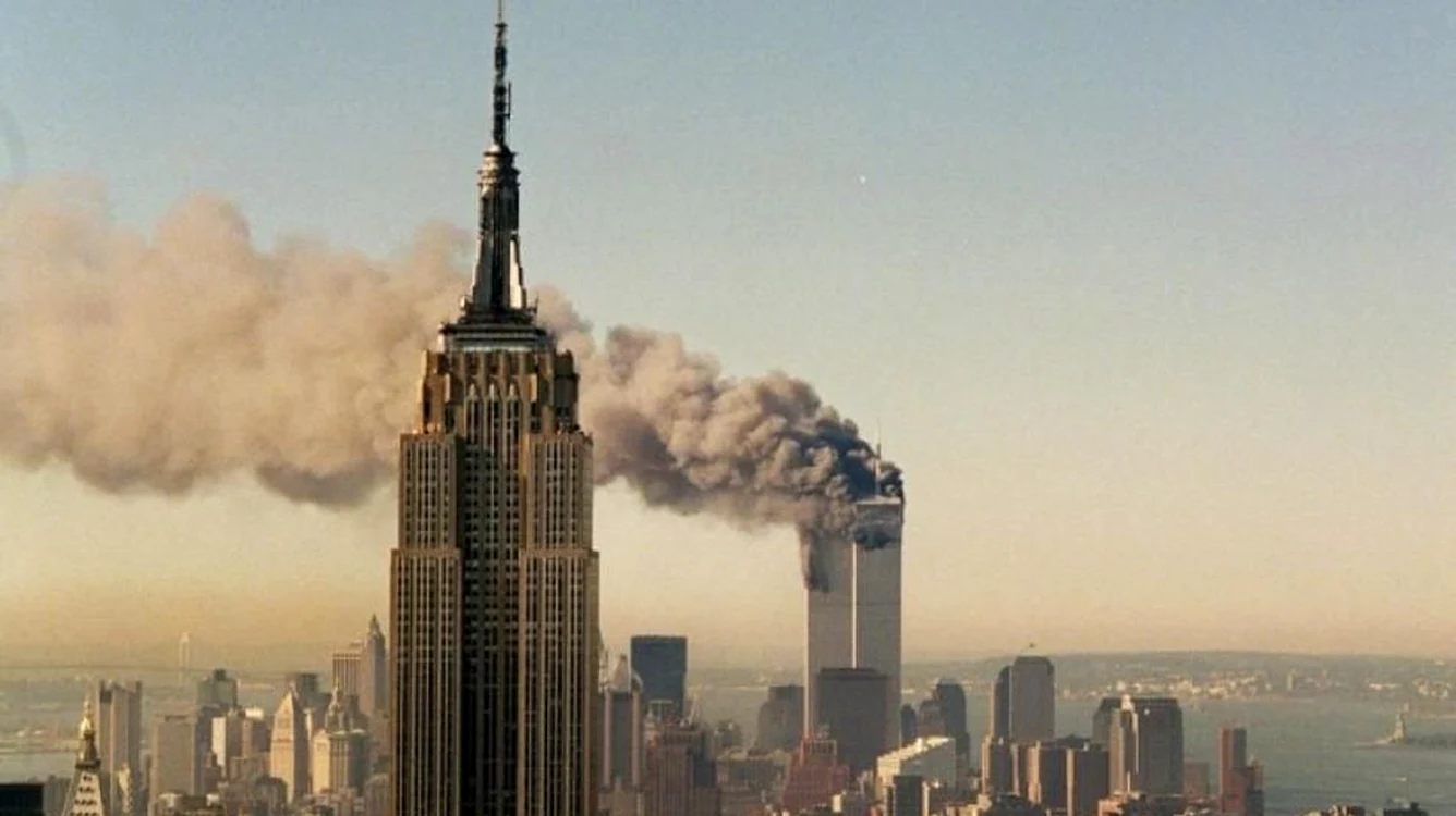 Turnurile gemene ale World Trade Center, din New York, lovite cu avioane de pasageri deturnate