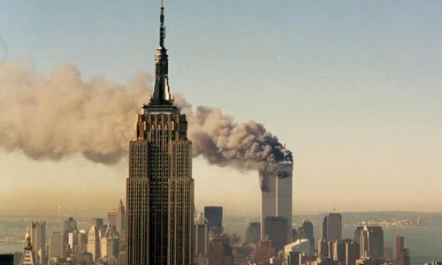 11 septembrie: Au loc atentatele teroriste de la World Trade Center, revendicate de Al Qaida jpeg