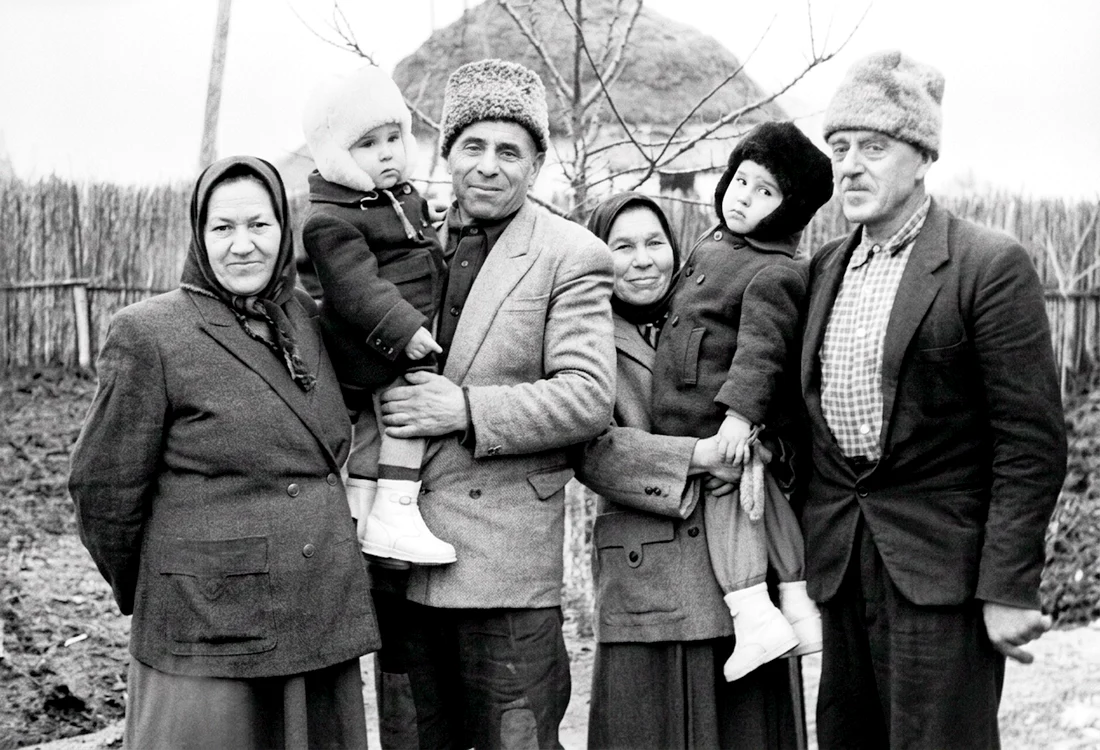 Familie departe de casă FOTO Deportați în Bărăgan