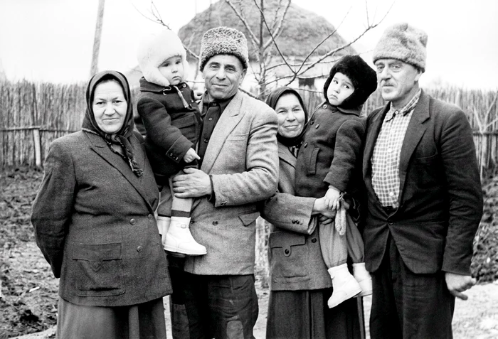 Familie departe de casă FOTO Deportați în Bărăgan