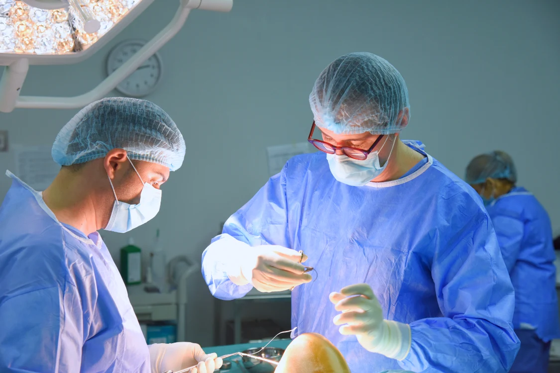 Medici în sala de operație 