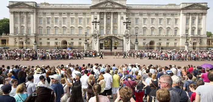 Sute de vizitatori s-au strans in fata palatului BUckingham pentru a astepta nasterea copilului regal FOTO Getty Images