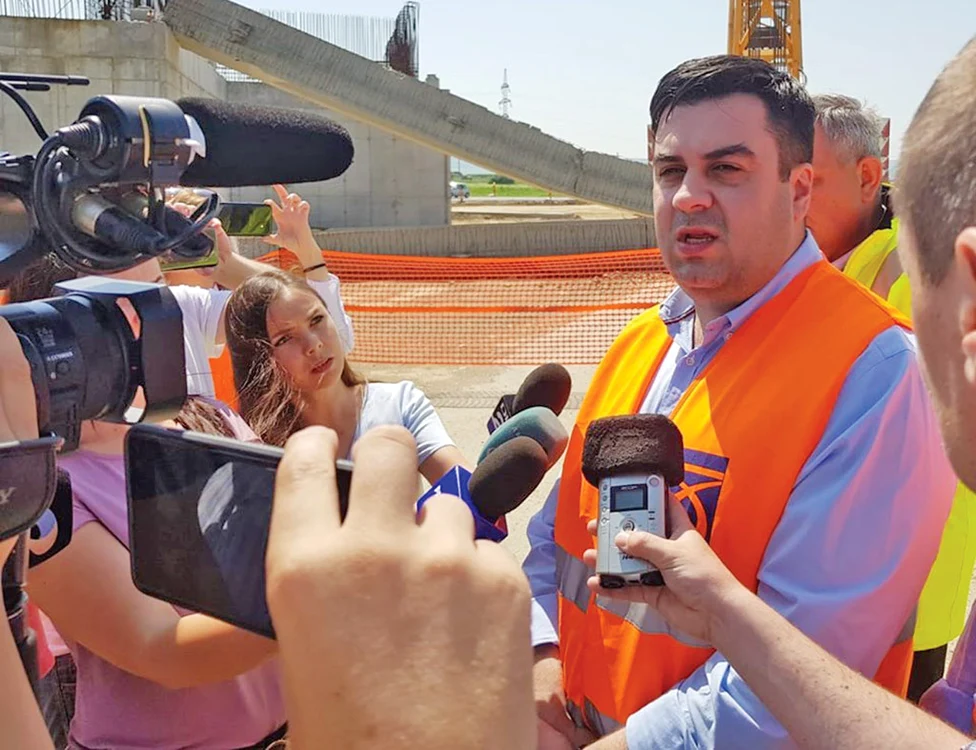 
    Certaţi de ministrul Cuc,  grecii de la Aktor au trimis  fotografii ca să arate  că muncitorii îşi fac treaba  