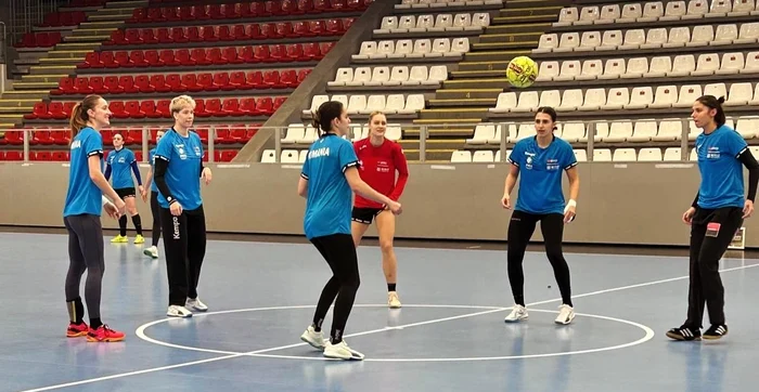 Tricolorele, la încălzire  FOTO Facebook Federația Romănă de Handbal