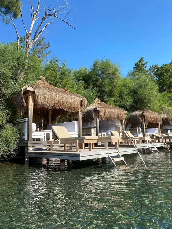 La anumite hoteluri poţi închiria pripriul bungalou pentru o zi de plajă.
