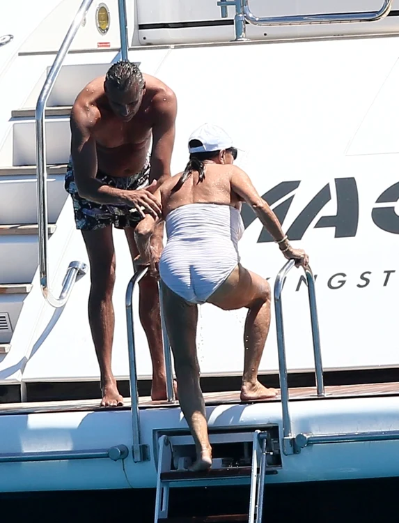 Joan Collins are nevoie de ajutorul iubitului pentru a ieşi din apă