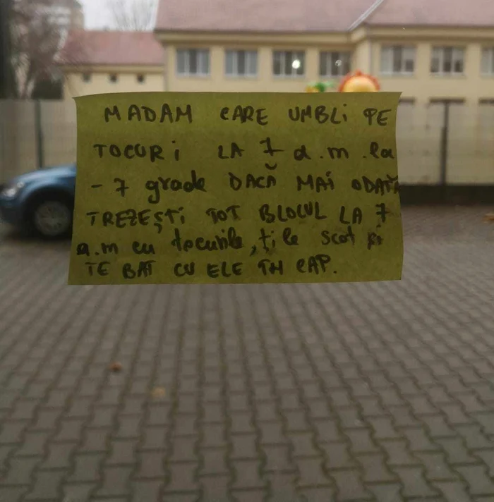 Biletul a stat ore întregi lipit pe geam FOTO Claudia Untaru 