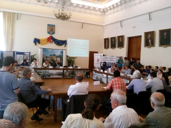 Dezbatere publică la Primăria Iaşi privind construcţia parcării subterane de la Teatrul Naţional FOTO Ionuţ Benea