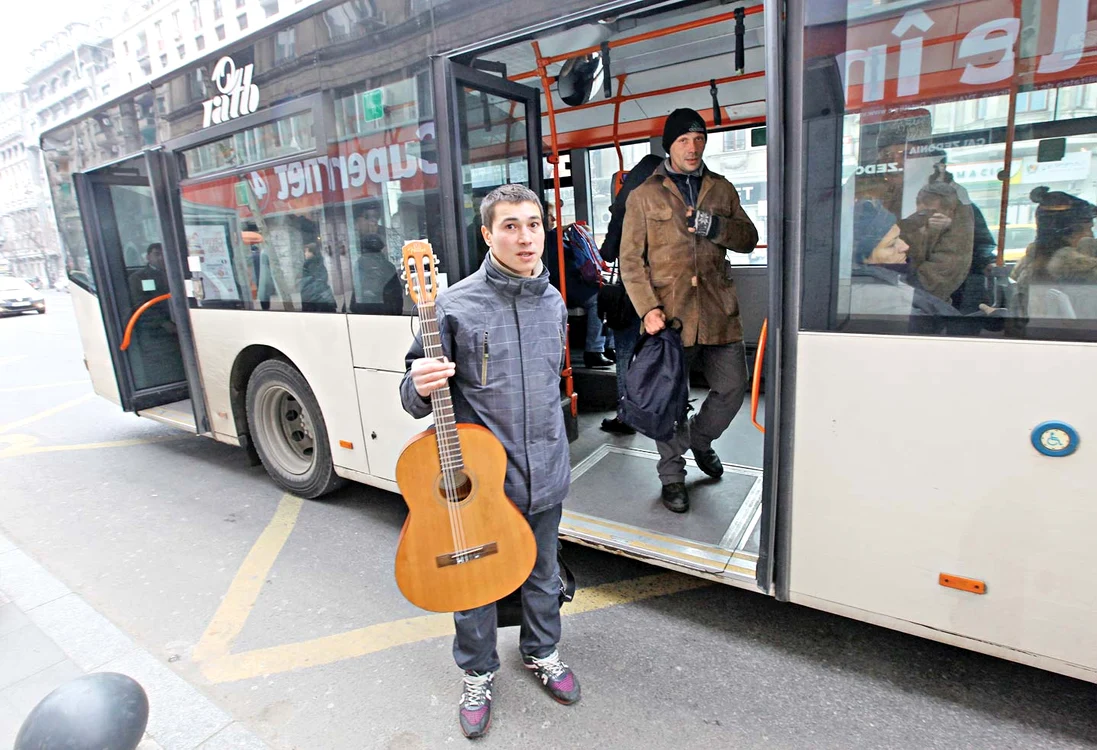 George cântă zilnic, de dimineaţă până seara, prin tramvaiele şi autobuzele din Capitală