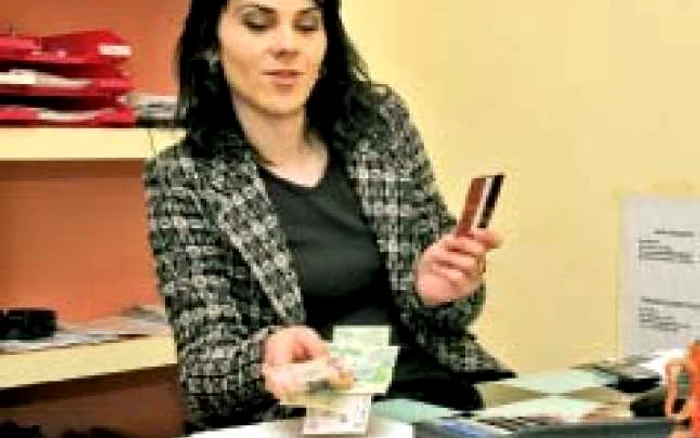 Funcţionarii din bănci au un salariu mediu de aproape 1.000 de euro