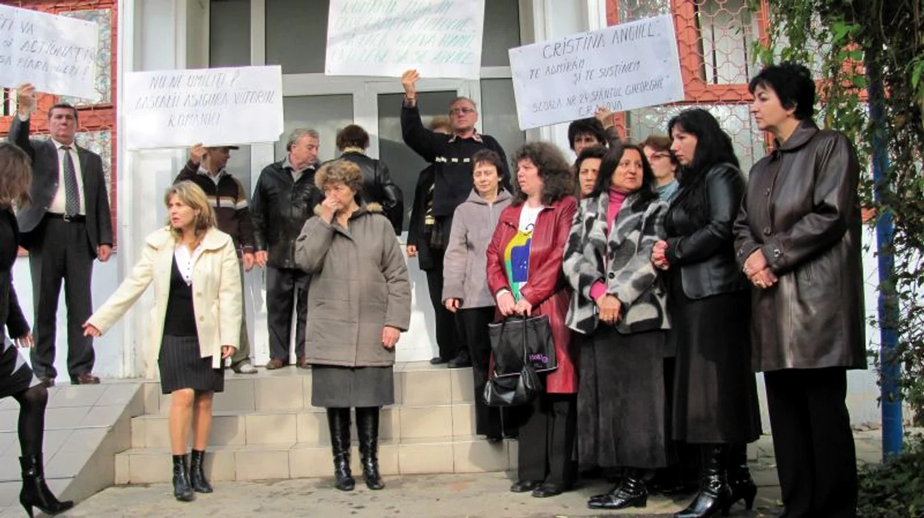 Profesorii au fluturat pancarte prin care şi-au arătat admiraţia faţă de colega lor.