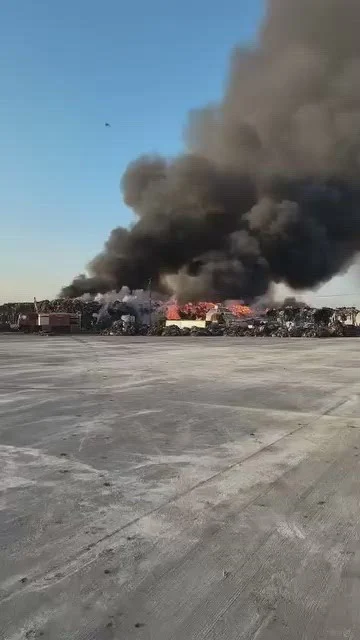 Incendiu la o firmă de valorificare a deşeurilor din Prahova. Garda de Mediu a anunţat un control