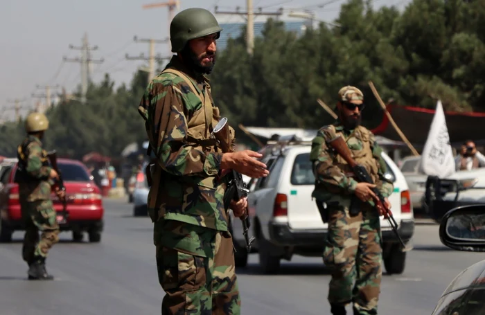 Talibani în uniformele armatei afgane păzesc puncte de intrare în Kabul FOTO EPA-EFE